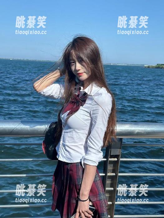 左手“718黑瓜吃料”，右手收藏，吃瓜攻略就这样飞速上手了！