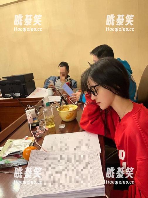 在吃瓜网的链接里，朝阳的阳光把所有邂逅都照得透亮！