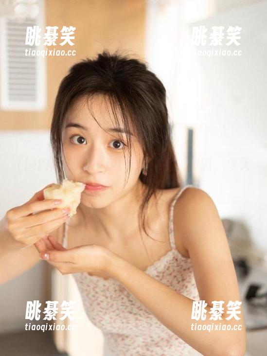 “国内吃瓜”视频频道，今天的热点瓜是…这月亮真好看。